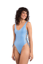 Laad de afbeelding in de Gallery-viewer, Model Front: Rio De Sol One-Piece Shimmer-Baltic-Sea Zoe
