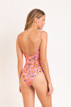 Laad de afbeelding in de Gallery-viewer, Model Back: Rio De Sol One-Piece Sweet-Camo Hype

