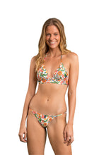 Laad de afbeelding in de Gallery-viewer, Model Front: Rio De Sol Top Top Boho Tri-Cos
