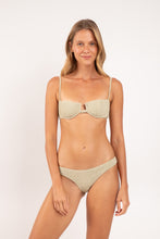 Laad de afbeelding in de Gallery-viewer, Model Front: Rio De Sol Top Top Brisa-Pistache Juliette
