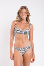 Laad de afbeelding in de Gallery-viewer, Model Front: Rio De Sol Top Top Collage Amelia
