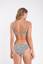 Laad de afbeelding in de Gallery-viewer, Model Back: Rio De Sol Top Top Collage Amelia
