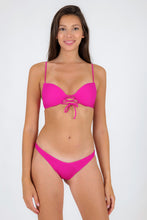 Laad de afbeelding in de Gallery-viewer, Model Front: Rio De Sol Top Top Cotele-Amaranto Balconet-Pushup
