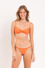 Laad de afbeelding in de Gallery-viewer, Model Front: Rio De Sol Top Top Dende Bandeau-Crispy
