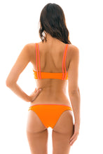 Laad de afbeelding in de Gallery-viewer, Model Back: Rio De Sol Top Top Duo Orange
