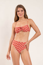 Laad de afbeelding in de Gallery-viewer, Model Front: Rio De Sol Top Top Floral-Scales Balconet-Tie
