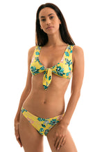 Laad de afbeelding in de Gallery-viewer, Model Front: Rio De Sol Top Top Florescer Highleg

