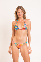 Laad de afbeelding in de Gallery-viewer, Model Front: Rio De Sol Top Top Love-Trip Tri-Rev
