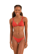 Laad de afbeelding in de Gallery-viewer, Model Front: Rio De Sol Top Top Malibu-Chili Tri-Duo
