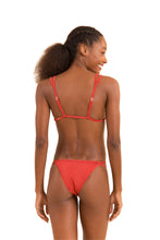 Laad de afbeelding in de Gallery-viewer, Model Back: Rio De Sol Top Top Malibu-Chili Tri-Duo
