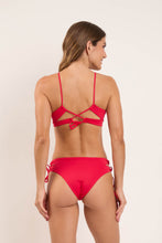 Laad de afbeelding in de Gallery-viewer, Model Back: Rio De Sol Top Top Matte-Red Camille
