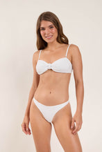 Laad de afbeelding in de Gallery-viewer, Model Front: Rio De Sol Top Top Memphis-White Bandeau-Joy
