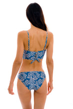 Laad de afbeelding in de Gallery-viewer, Model Back: Rio De Sol Top Top Palms-Blue Balconet-Anna
