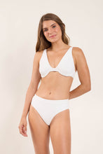Laad de afbeelding in de Gallery-viewer, Model Front: Rio De Sol Top Top Sand-White Chantal
