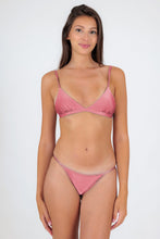 Laad de afbeelding in de Gallery-viewer, Model Front: Rio De Sol Top Top Shimmer-Confetti Tri-Fixo
