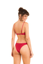 Laad de afbeelding in de Gallery-viewer, Model Back: Rio De Sol Top Top Shimmer-Divino Bandeau-Joy
