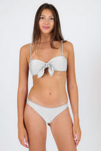 Laad de afbeelding in de Gallery-viewer, Model Front: Rio De Sol Top Top Shimmer-White Bandeau-Knot
