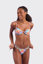 Laad de afbeelding in de Gallery-viewer, Model Front: Rio De Sol Top Top Square Kyra
