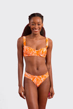 Laad de afbeelding in de Gallery-viewer, Model Front: Rio De Sol Top Top Trail-Orange Amelia
