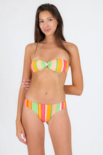 Laad de afbeelding in de Gallery-viewer, Model Front: Rio De Sol Top Top Utah Twist
