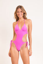 Laad de afbeelding in de Gallery-viewer, Model Front: Rio De Sol One-Piece Vita-Pink Trikini
