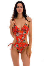 Laad de afbeelding in de Gallery-viewer, Model Front: Rio De Sol One-Piece Wildflowers Trikini
