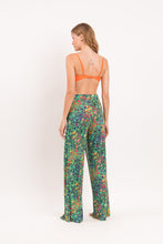 Laad de afbeelding in de Gallery-viewer, Model Back: Rio De Sol Beach Trousers Wilds Wide Pants
