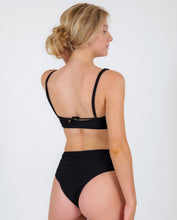 Laad de afbeelding in de Gallery-viewer, Set Shimmer-zwarte bandeau-reto hotpants
