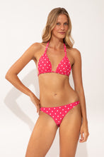 Laad de afbeelding in de Gallery-viewer, Model Front: Wednesday In Hawaii By Rio De Sol Bottom Bottom Kiko-Guava Oahu
