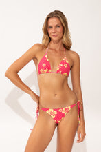 Laad de afbeelding in de Gallery-viewer, Model Front: Wednesday In Hawaii By Rio De Sol Bottom Bottom Pua-Guava Kaleia-Comfy
