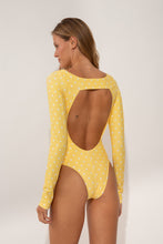 Laad de afbeelding in de Gallery-viewer, Model Back: Wednesday In Hawaii By Rio De Sol One-Piece Kiko-Lilikoi Surf
