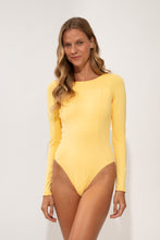 Laad de afbeelding in de Gallery-viewer, Model Front: Wednesday In Hawaii By Rio De Sol One-Piece Lilikoi Surf
