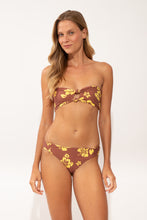 Laad de afbeelding in de Gallery-viewer, Model Front: Wednesday In Hawaii By Rio De Sol Top Top Pua-Coco-Lilikoi Lani
