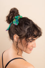 Laad de afbeelding in de Gallery-viewer, Wilde Scrunchie
